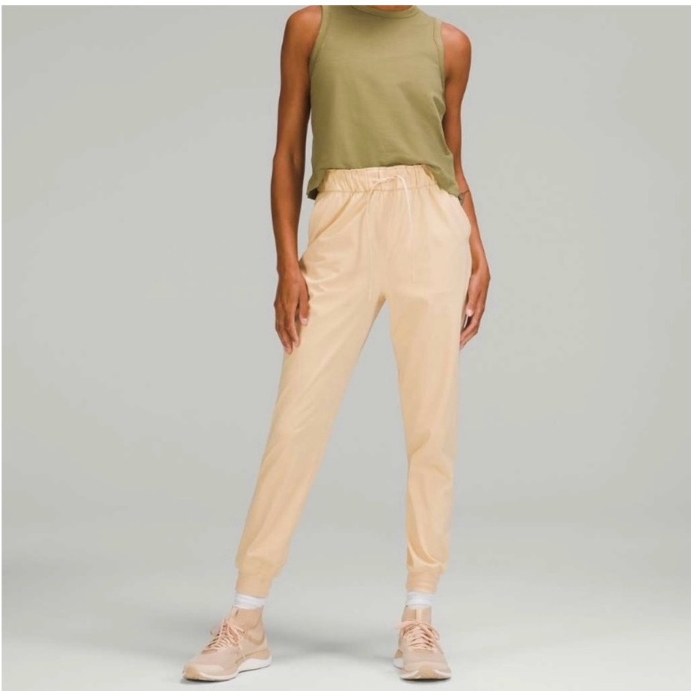 Lulu Lemon Stretch High Rise Jogger in Prosecco